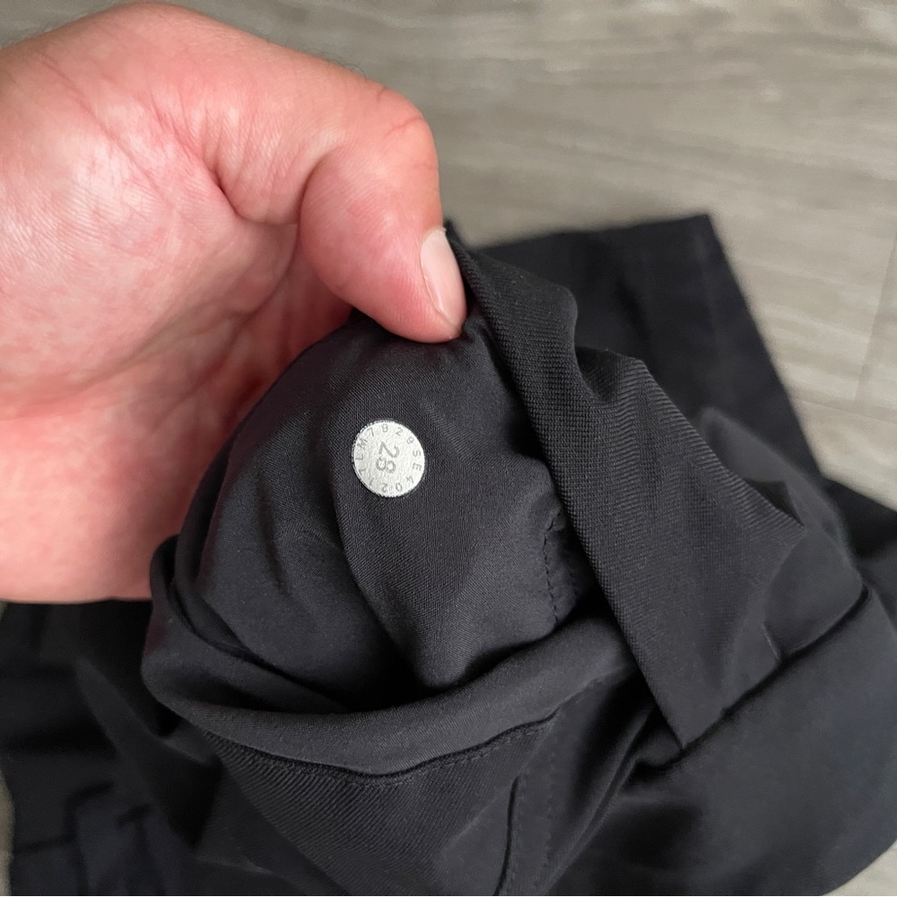 lululemon athletica Black and Tan Men Shorts Flat Front - Picture 11 of 13